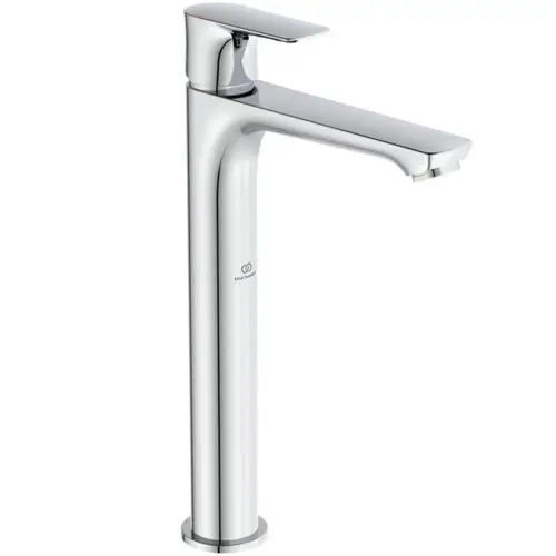 Hochformatige Armatur mit einem verchromten Finish, einem flachen Auslauf und einem rechten Hebel zum Regulieren der Wasserzufuhr. Ideal Standard Design.